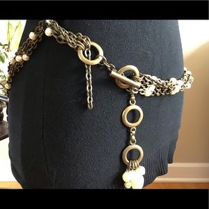 Brassy chain belt with pearl details